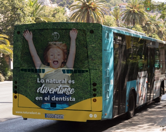 Campaña en autobús para clinica dental en Málaga